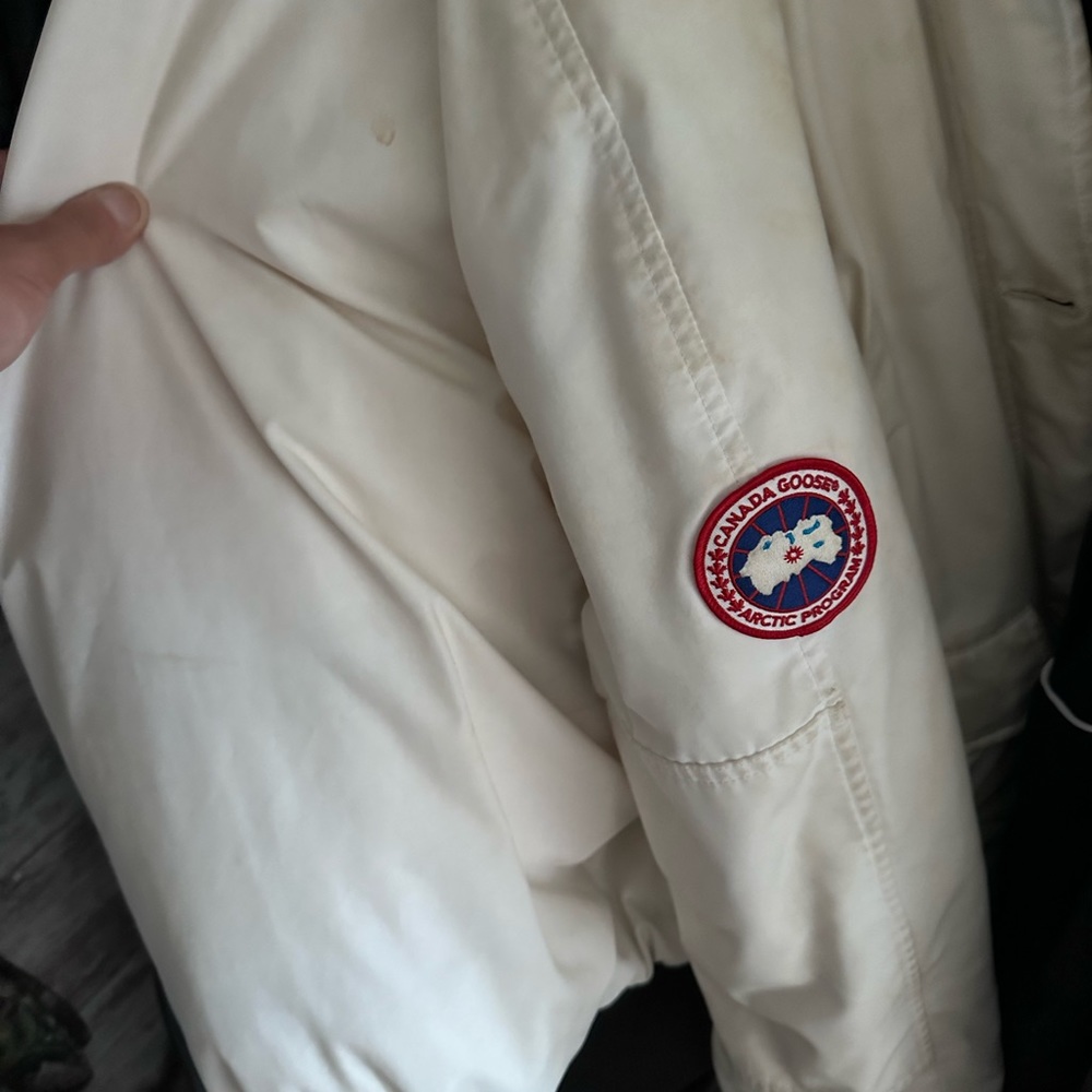 Canada goose chilliwack bomber, good used condition, no rips or stains - Picture 4 of 4